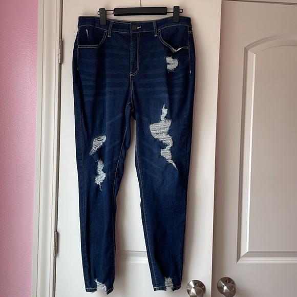 SO Denim - So High Rise Curvy Jeggings W/ Rips Size 17